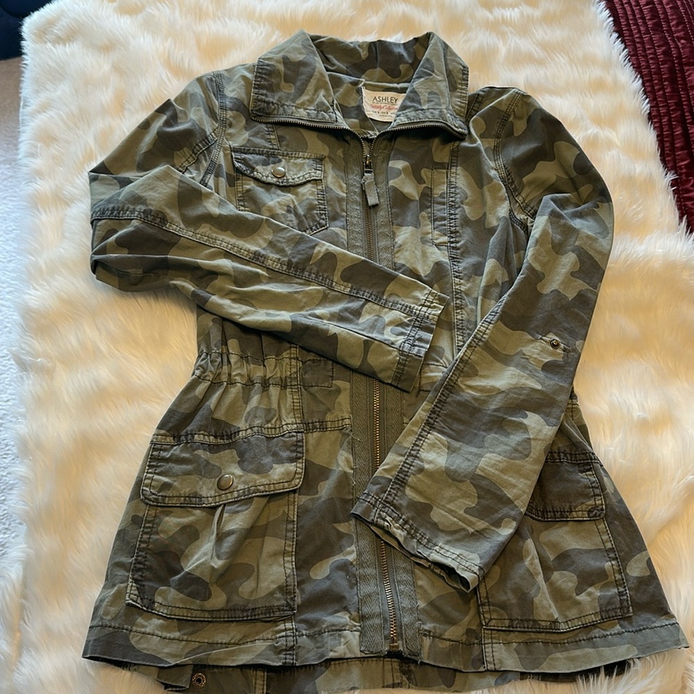 Camo jacket with adjustable waist